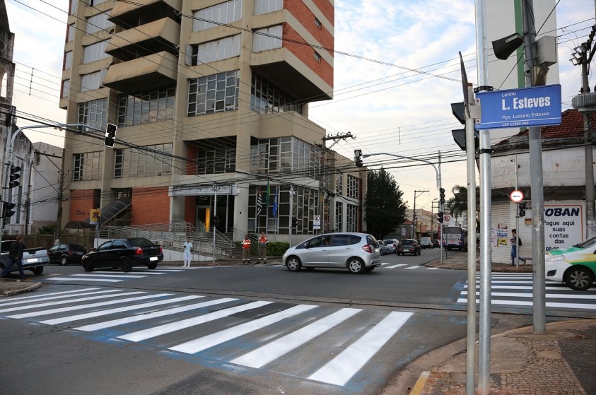 Cruzamento das ruas Santa Cruz e Barão de Campinas recebe semáforo
