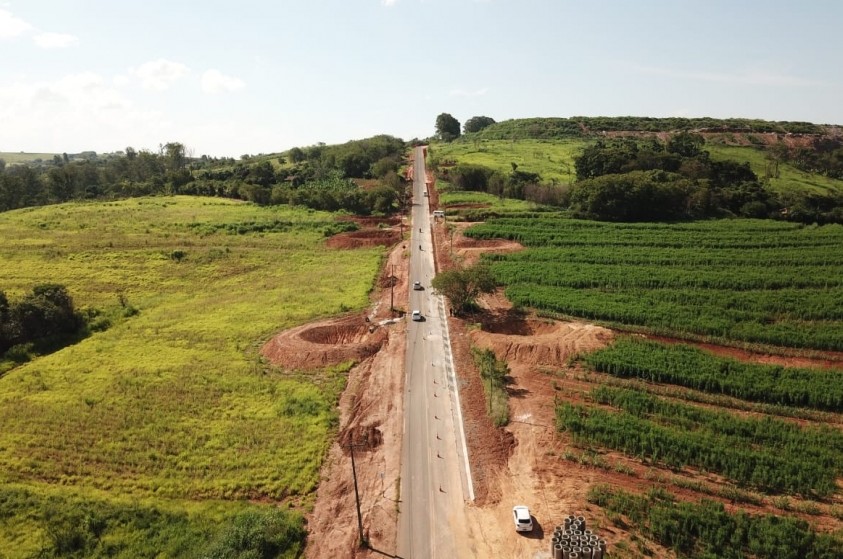 Via Jurandyr Paixão recebe serviços de drenagem e instalação de postes de energia