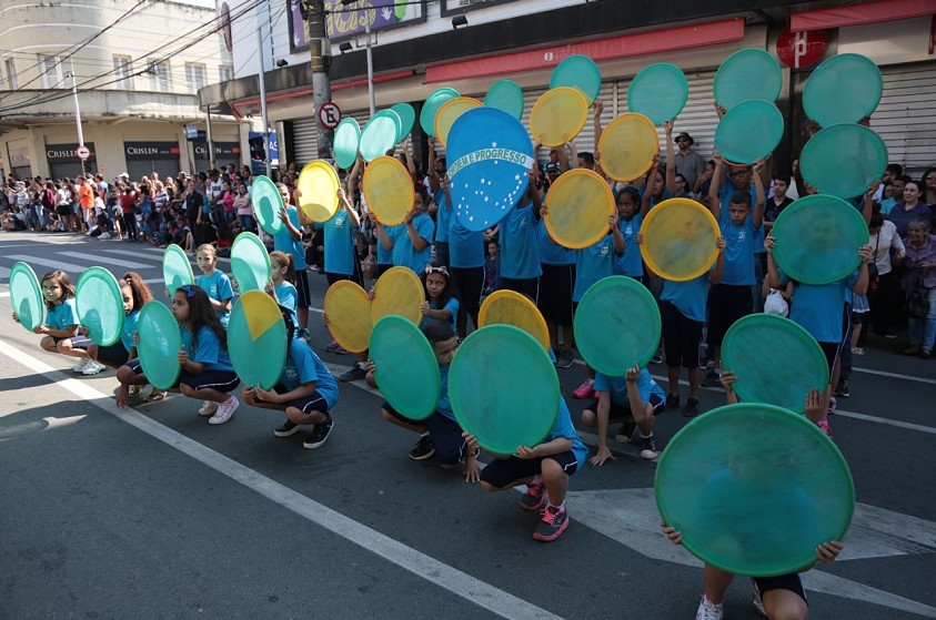 Desfile cívico reúne 10 mil pessoas na Dr. Trajano