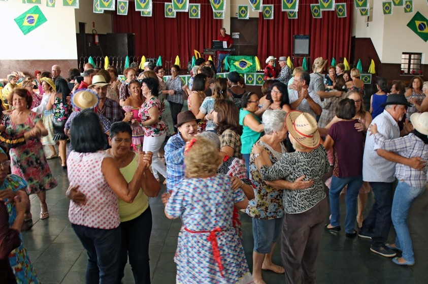 Grupos de terceira idade participam de festa junina na Atapil