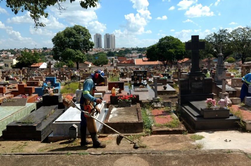 Prefeitura faz manutenção em cemitérios