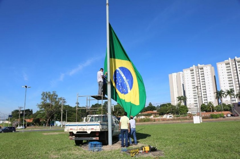 Bandeira do Brasil da rotatória da Hípica é substituída 