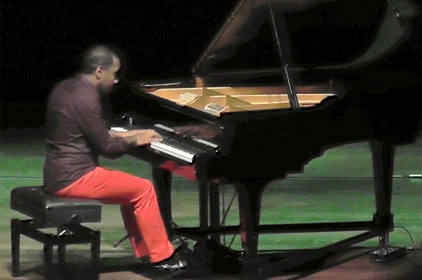 Hercules Gomes se encanta com público limeirense; músico elogia Teatro Vitória