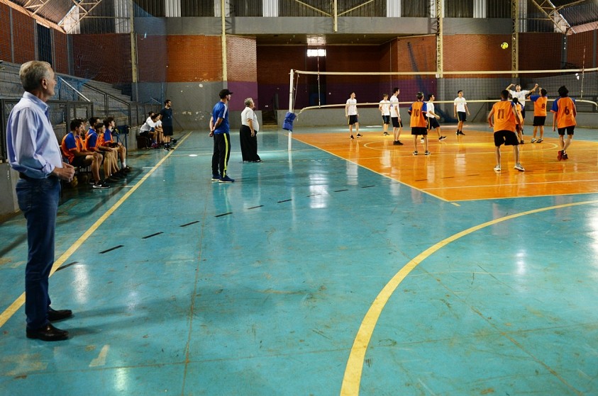 Prefeito acompanha disputas de voleibol dos Jogos Escolares