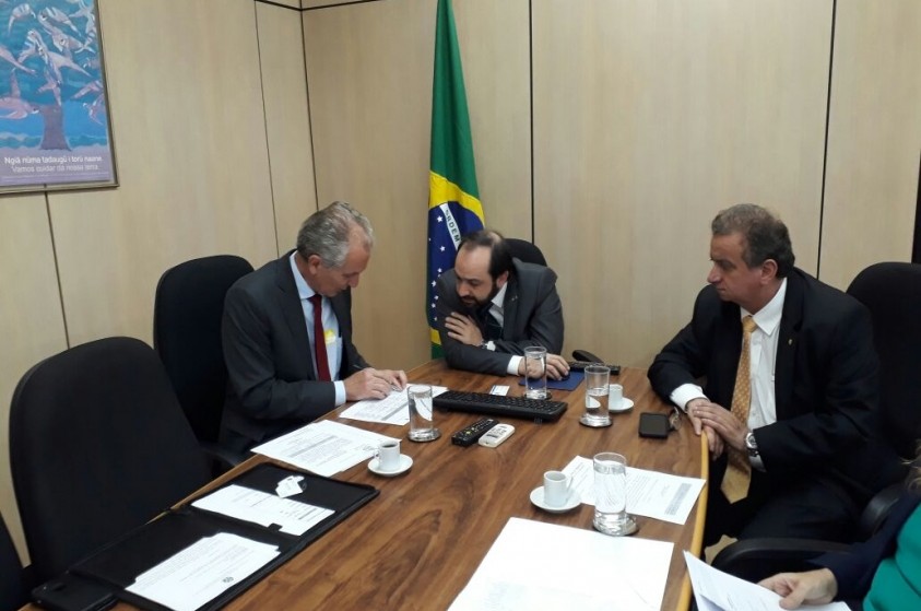 Prefeito vai a Brasília para viabilizar R$ 9,5 mi para a educação