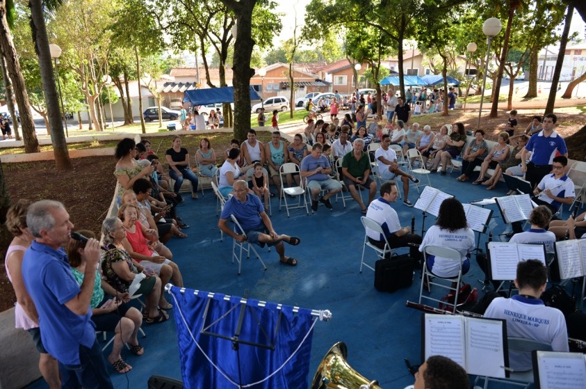 Ação cultural em praça reúne mais de 100 pessoas