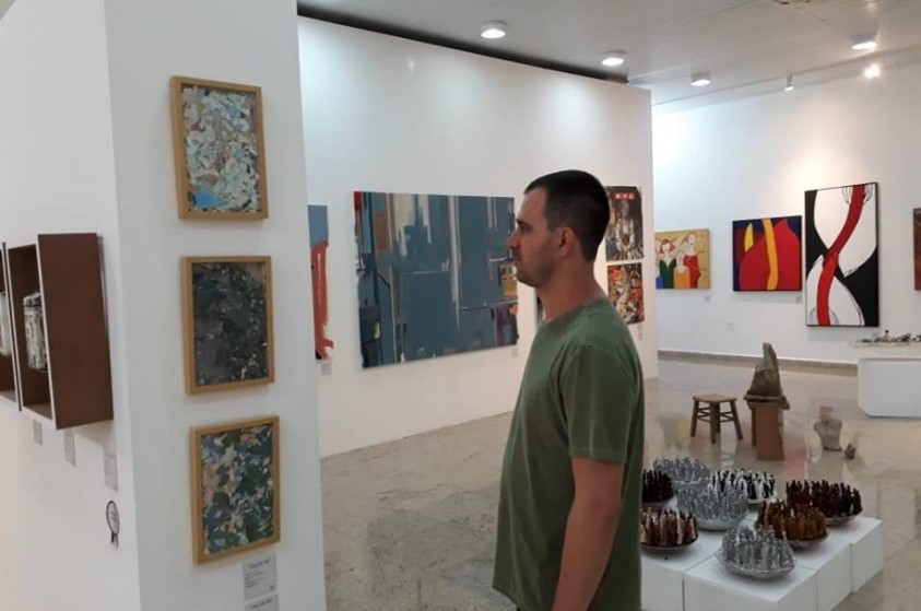 Professor de Artes Plásticas expõe no salão de Praia Grande