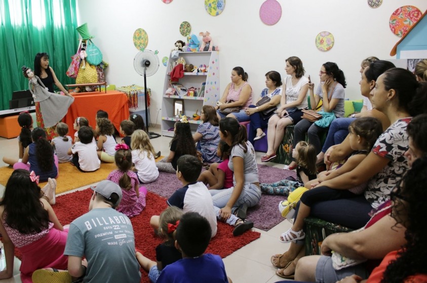 Cerca de 30 crianças participam de contação de histórias na Biblioteca Pedagógica