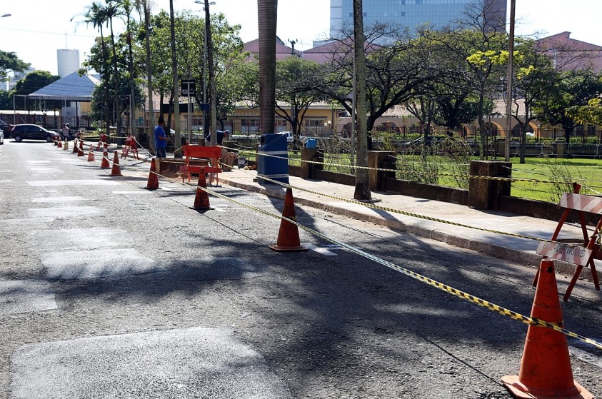 Calçada do acesso principal da Prefeitura recebe melhorias