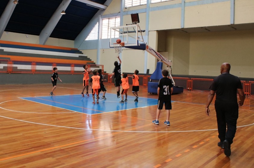 Alunos disputam primeiros jogos de basquete no Vô Lucato