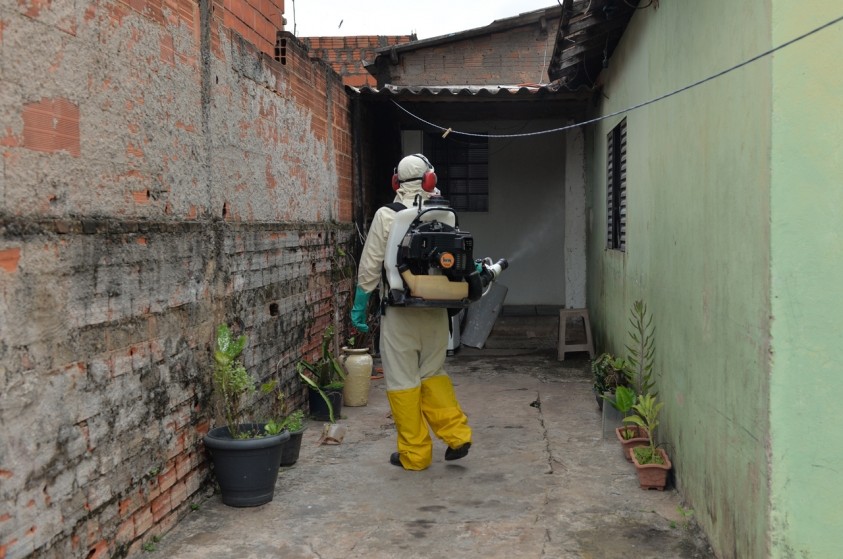 Prefeitura nebuliza ruas do Abílio Pedro em ofensiva contra dengue
