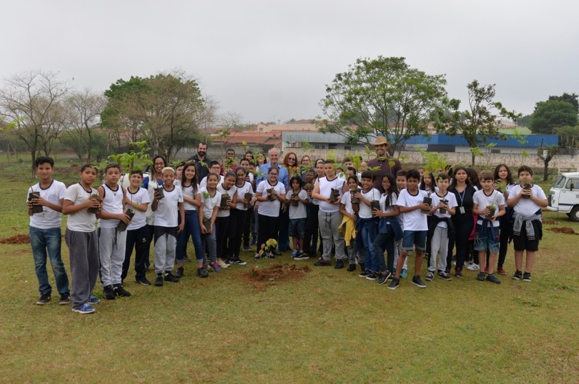 Prefeito e alunos de escola municipal realizam plantio em área verde
