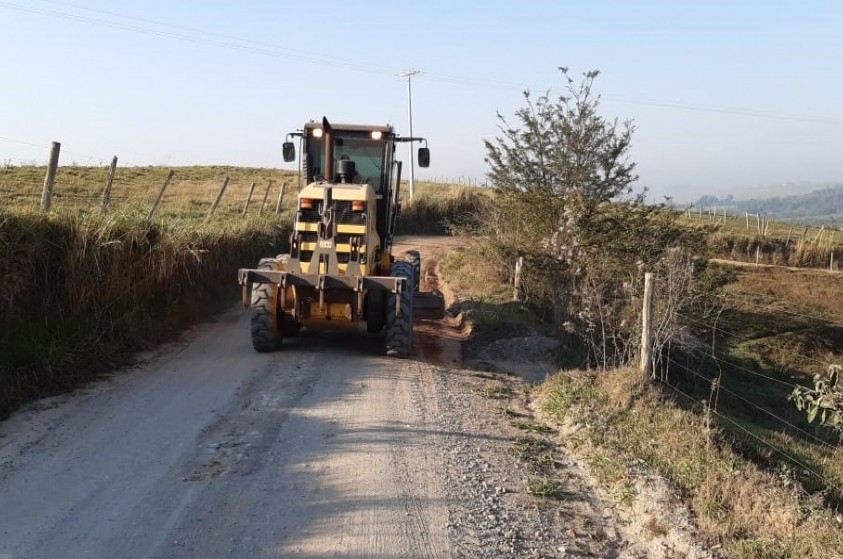 Prefeitura realiza manutenção em estradas rurais 