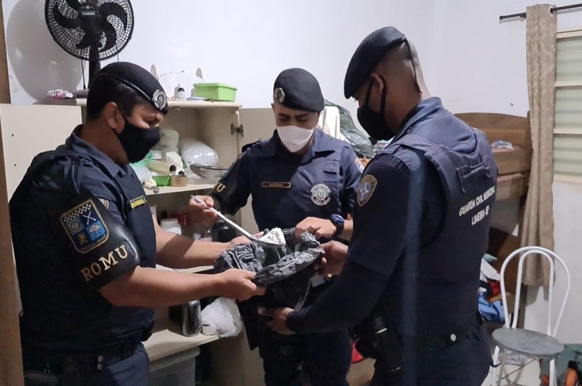 GCM localiza refinaria de cocaína no Abílio Pedro; dois são presos