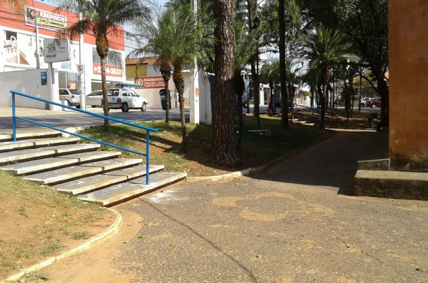 Prefeitura instala corrimão em escada do Largo da Boa Morte