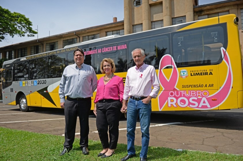 Ônibus recebe personalização e alerta sobre o Outubro Rosa