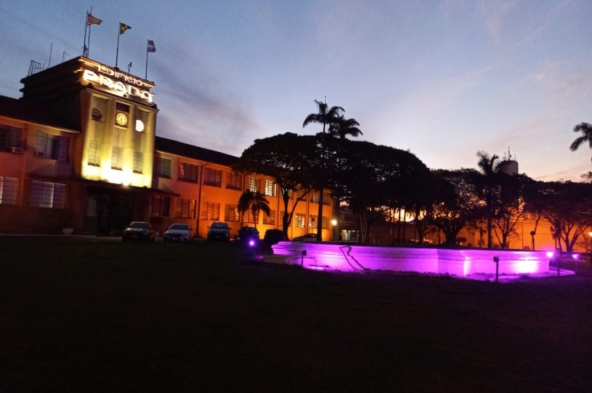 Iluminação especial marca prédios públicos durante Outubro Rosa
