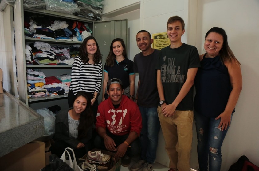Grupo de alunos da FCA faz doação de roupas ao Centro Pop
