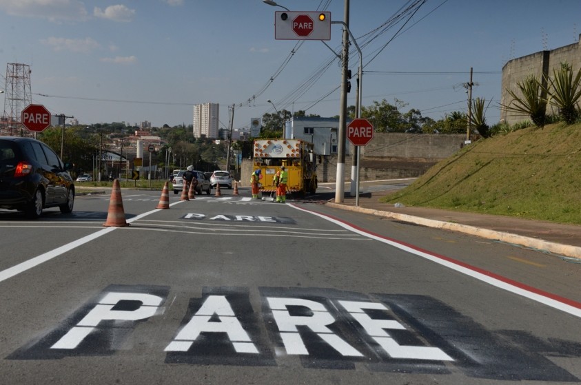 Prefeitura reforça sinalização de solo na Avenida Dr. Lauro Corrêa e imediações