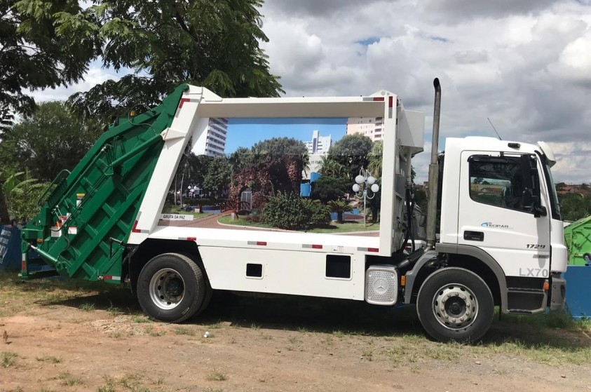 Caminhões de coleta de lixo recebem imagens de pontos turísticos de Limeira