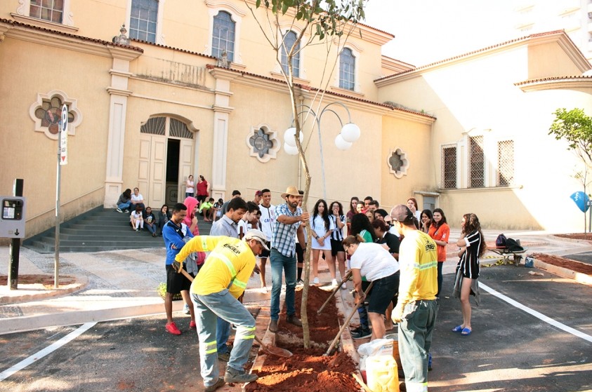 Catedral Nossa Senhora das Dores recebe plantio de mudas com novos Espaços Árvore