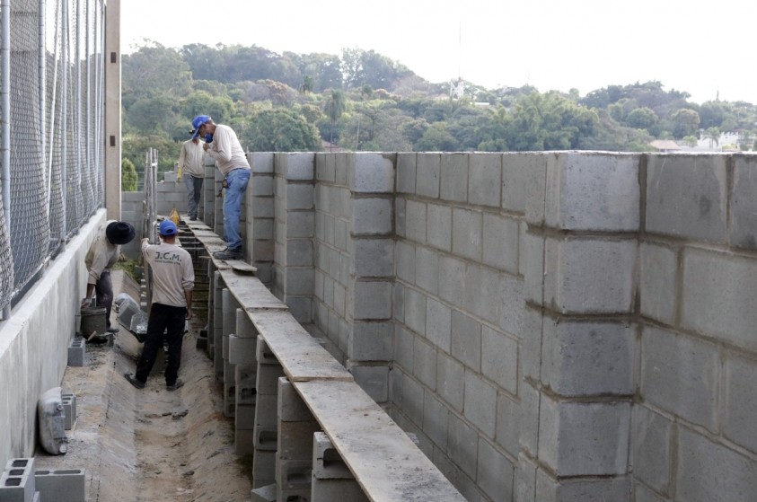Construção de muro entre escolas atende demanda de comunidade