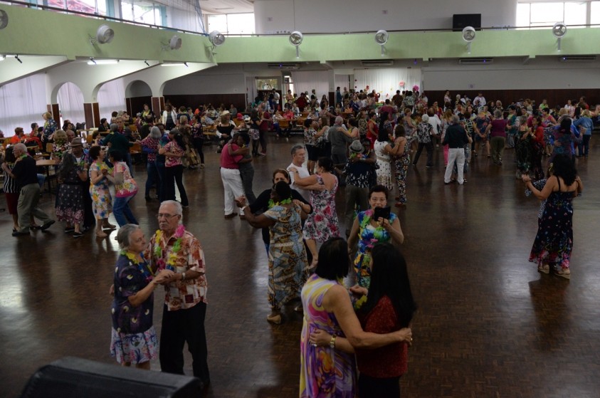 Fundo Social leva mais de 400 idosos ao Baile do Havaí