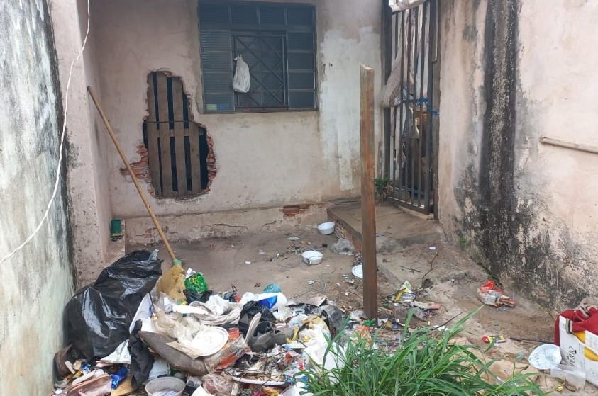 Casa na Vila Camargo recebe ação de limpeza compulsória
