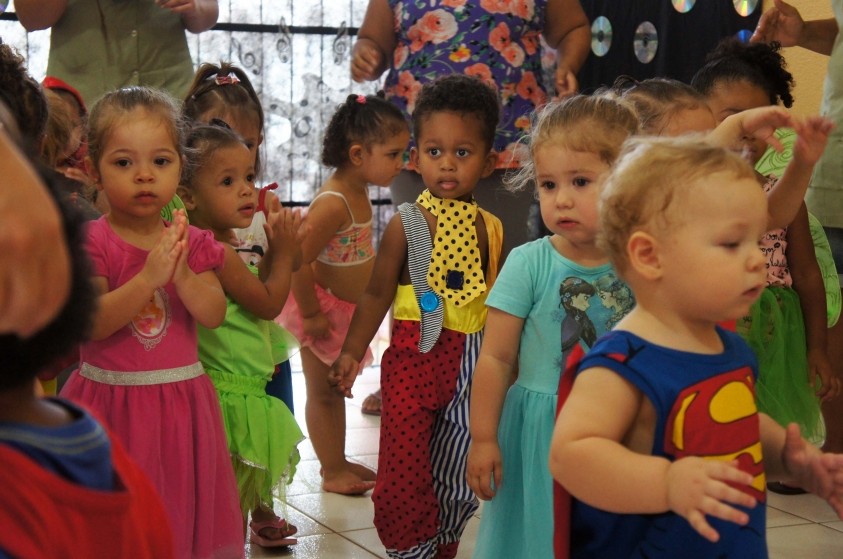 Festa a fantasia diverte alunos em Centro Infantil