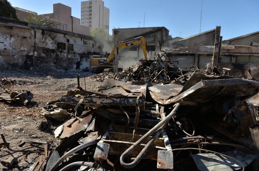 Prefeitura inicia demolição e limpeza completa do Mercado Modelo