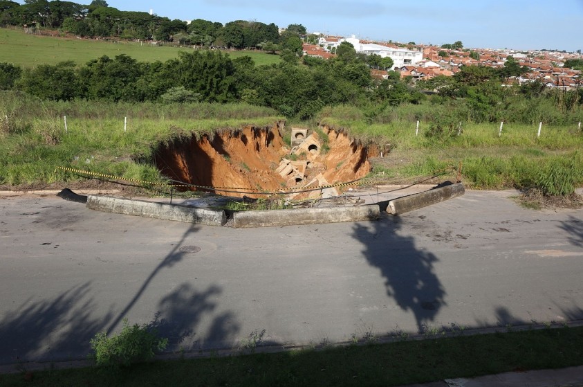 Prefeitura realiza manutenção na Via Guilherme Dibbern