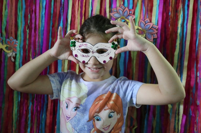 Crianças aprendem a fazer máscaras de Carnaval em oficina