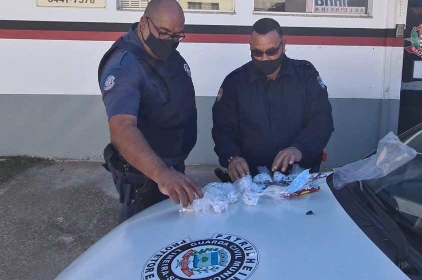 GCM apreende 280 pinos de cocaína; um suspeito é detido