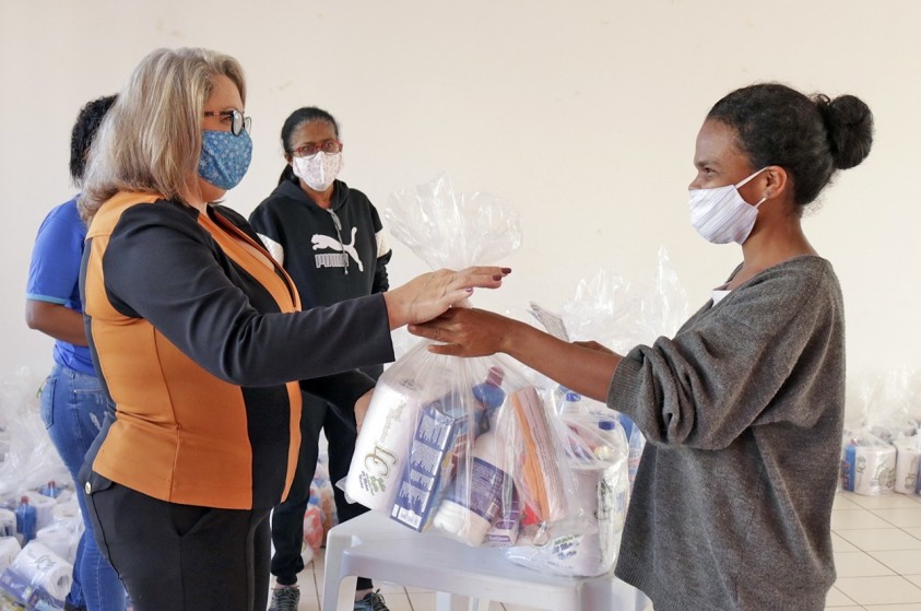 Prefeitura entrega kits de higiene e limpeza a moradores do Rubi