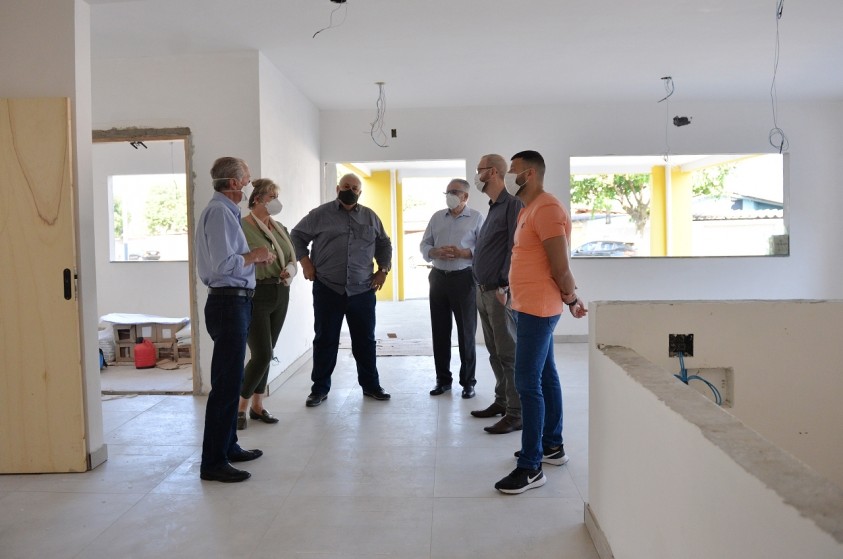Obras da nova UBS Vista Alegre avançam; prefeito visita construção