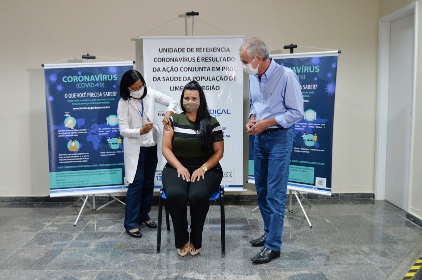 Edina Vieira da Silva é a primeira pessoa vacinada contra a Covid-19 em Limeira