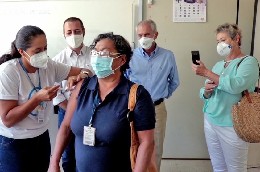 Fátima Aparecida Dacal é a primeira profissional da educação vacinada em Limeira