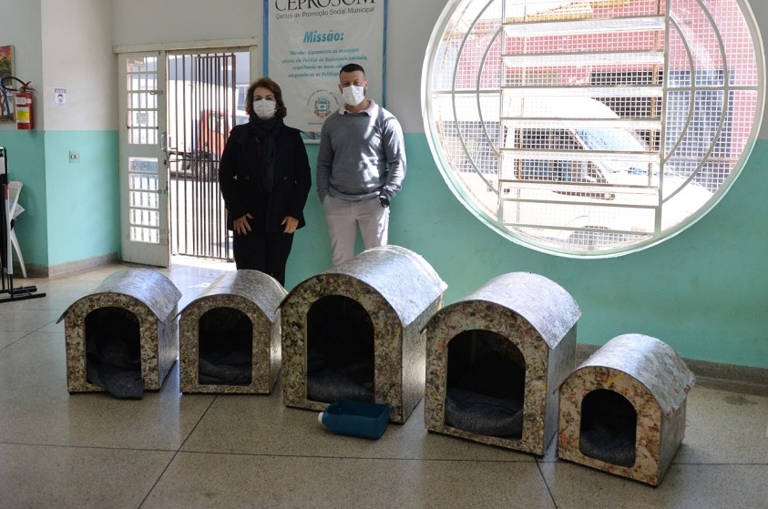 Roberta Botion articula abrigos para cães em Centro de Acolhida
