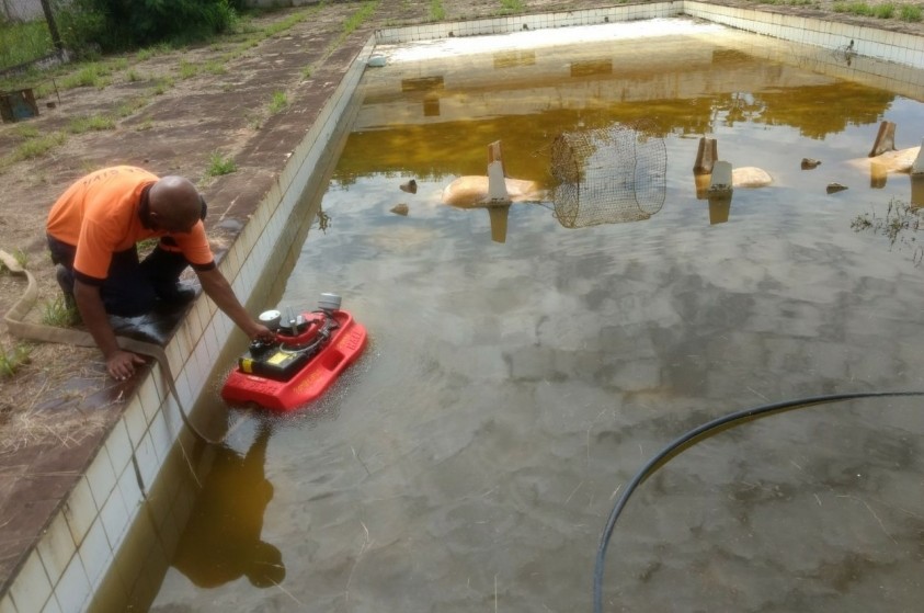 Ação contra a dengue esvazia piscina abandonada com água parada