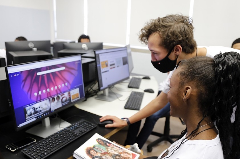 Adolescentes iniciam curso de tecnologia no Senai