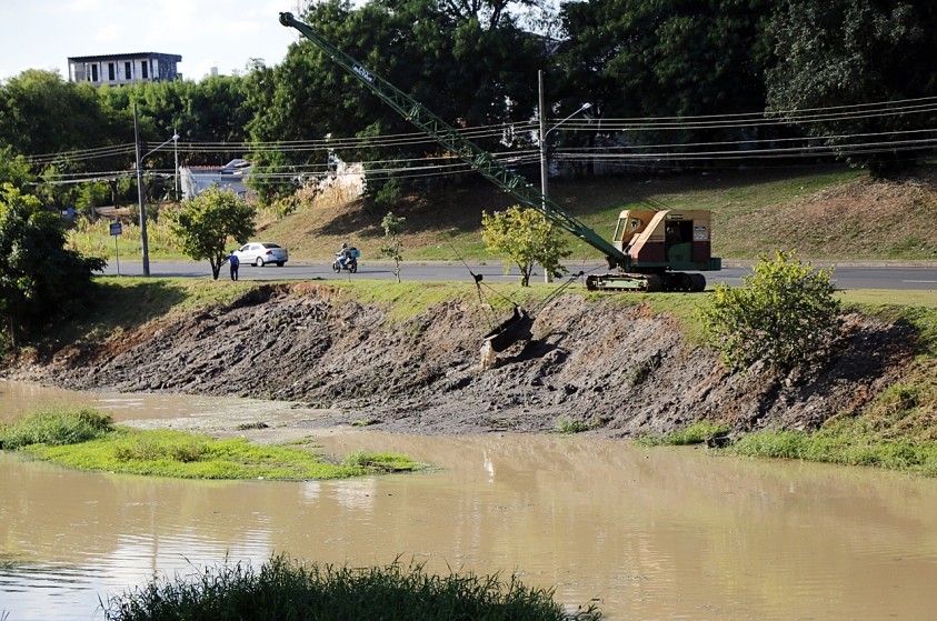 Córrego Barroca Funda recebe obra de desassoreamento